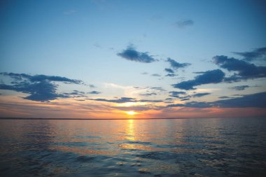 Deniz on Sunset. Güneş Bulutların arasından parlıyor