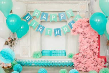 Doğum günü kutlaması. Stilize iç yazıt ile. Balonlar ve kağıt çiçekler