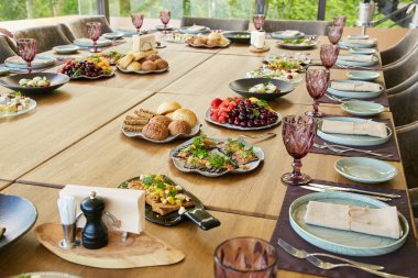 Ziyafet. Bir kafede hazırlanan yemekleri ile tablo