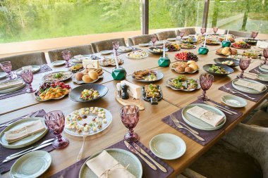 Bir ziyafet için Tablo ayarı. Tabak pişmiş yemekleri