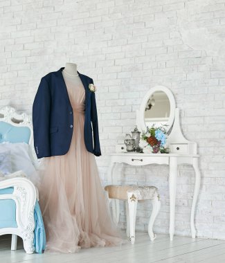 Fotoğraf stüdyosu iç. Beyaz tuğla duvar, mavi lüks yatak bir