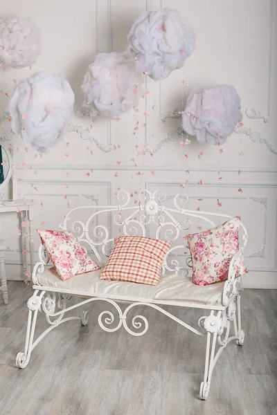 A belső tér, élénk színek. Dekoratív elemek, pamut, fehér felhők fém kanapé. — Stock Fotó