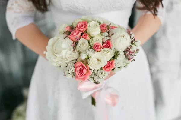 꽃의 고급 스러운 웨딩 부케의 신부 백색과 분홍색 장미 — 스톡 사진