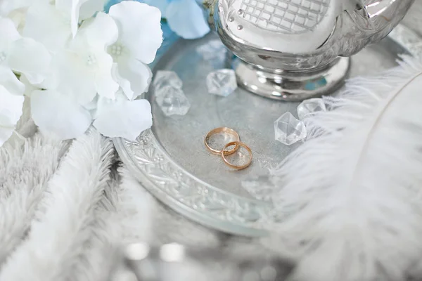 꽃과 장식 돌 장식 실버 플레이트에 골드 결혼 반지 — 스톡 사진