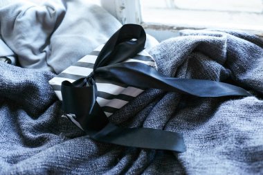 Siyah Şerit ve kumaş üzerine pencere pervazı yatan yay ile hediye