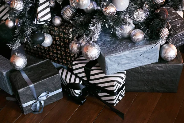 Regalos de Navidad en un paquete bajo el primer plano del árbol de Navidad — Foto de Stock