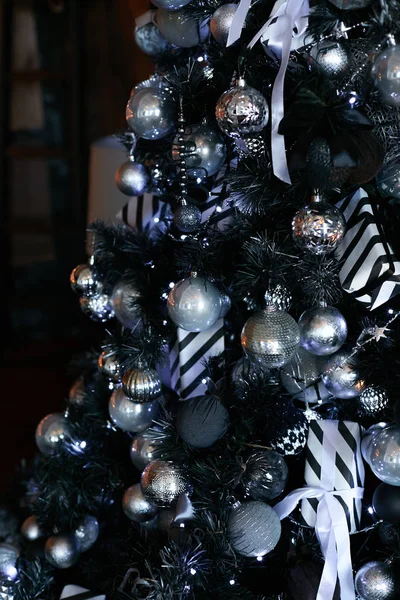 Luxus-Weihnachtsbaum mit Spielzeug in dunklen Farben — Stockfoto