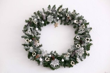 Dekoratif Noel çelenk oyuncaklar ve köknar koniler ile dekore edilmiş