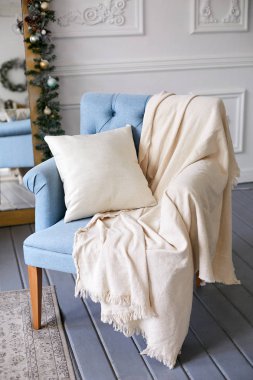 Klasik mavi koltukta iç, Noel için dekore edilmiştir.