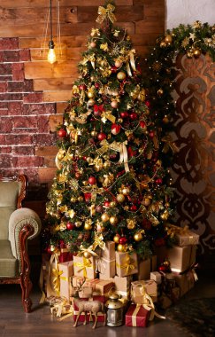 Yüksek güzel Noel ağacı ev iç. Hediyeler ağacının altında Paketli