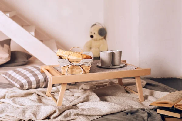 Dřevěný tác se snídaní do postele. — Stock fotografie