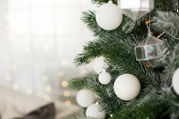 Árbol verde de Navidad decorado con bolas blancas . — Foto de Stock