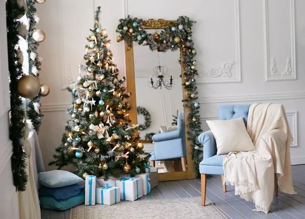 Modernen klassischen Interieur für Weihnachten dekoriert. Weihnachtsbaum mit Geschenken — Stockfoto