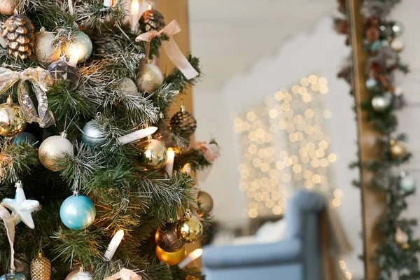 Weihnachtsbaum in der Nähe des Spiegels aus nächster Nähe — Stockfoto