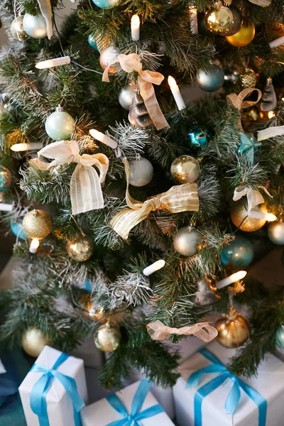 Χριστουγεννιάτικο δέντρο διακοσμημένο με χρυσές μπάλες και μια γιρλάντα close-up — Φωτογραφία Αρχείου