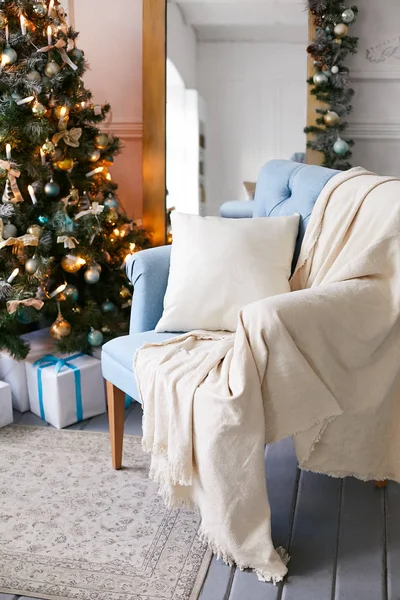 Miękki fotel z poduszką w wnętrze urządzone Obchody Bożego Narodzenia — Zdjęcie stockowe