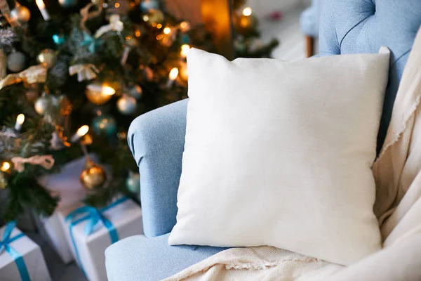 Fauteuil doux bleu avec un oreiller à côté du sapin de Noël — Photo