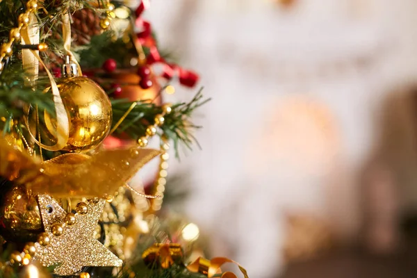 Zweige eines natürlichen Weihnachtsbaums mit Goldkugeln. verschwommener Hintergrund. — Stockfoto