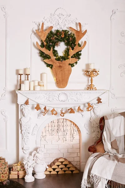 Caminetto decorativo bianco all'interno decorato per le vacanze di Natale . — Foto Stock