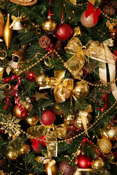 Arbre de Noël de luxe avec guirlande et boules de couleur rouge et or — Photo