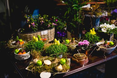 Tablo Easter kutlama günü çiçek ve tatil öğeleri ile dekore edilmiş