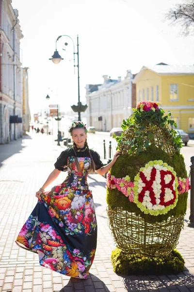 Bir Kız Bir Ulusal Kostüm Bir Şehir Dekoratif Easter Egg — Stok fotoğraf