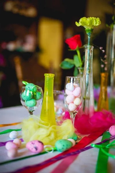 节日餐桌与装饰元素和鲜花的神圣复活节 — 图库照片