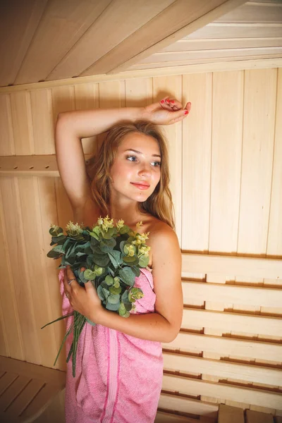 Muchacha Hermosa Cuesta Sauna Presiona Para Escoba Del Baño Las — Foto de Stock