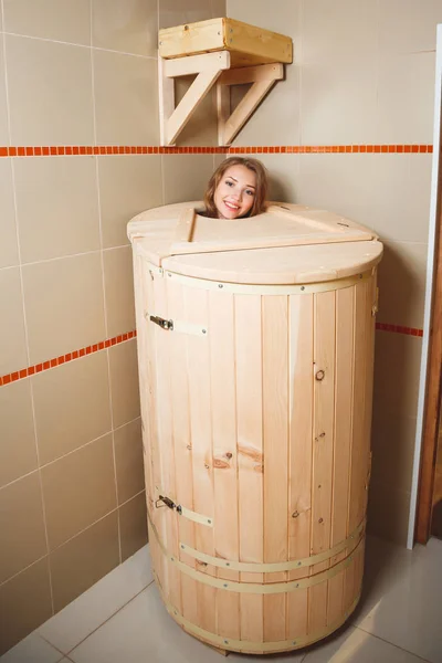 Hermosa Chica Sienta Barril Cedro Descanso Nacional Sauna — Foto de Stock