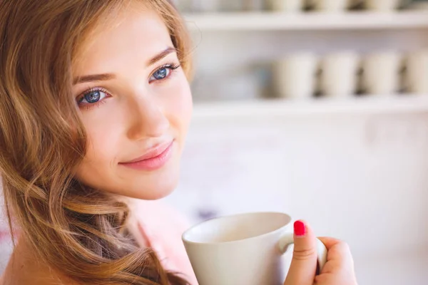 Jeune Fille Dans Cuisine Boit Eau Une Tasse — Photo