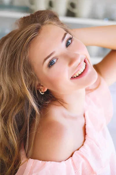 Very Lovely Girl Kitchen Holds Hair Hand Smiles — Stock Photo, Image