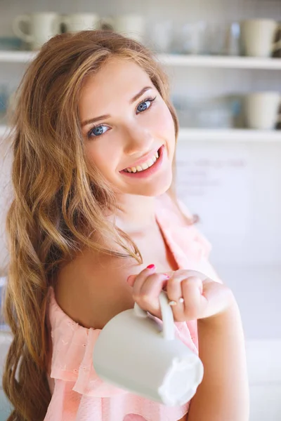 Charmante Jeune Fille Dans Cuisine Tient Une Tasse Main — Photo