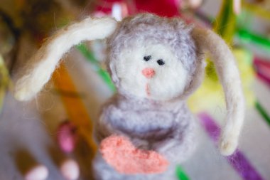 Elinde bir kalp ile Paskalya yünlü tavşan