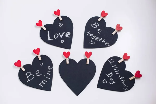 Valentim Preto Com Texto Amor Esculpido Tecido Com Pinos Decorativos — Fotografia de Stock