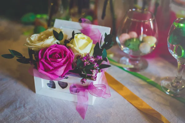 一个美丽的花束, 不同的颜色与装饰元素在桌子上。庆祝情人节 — 图库照片