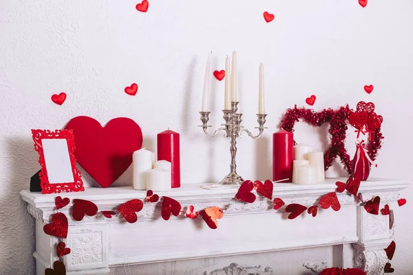 Cheminée blanche avec décorations le jour de la Saint-Valentin. Objets et accessoires de décoration — Photo