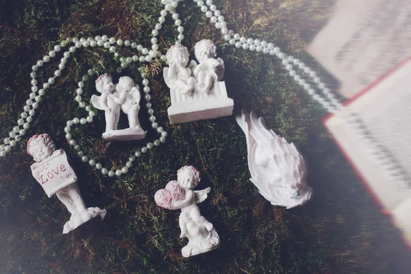 Pequeñas figuritas blancas en forma de ángel como elem decorativo — Foto de Stock