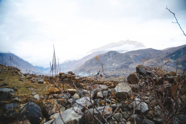 Yukarı Balkarya'da kırsal ın üzerindeki dağlarda dar bir yol. Bulutların içinde dağların arka planında.