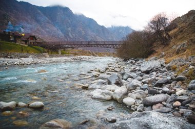Kafkas Dağları'ndaki azgın dağ nehri üzerinde güzel bir yaya köprüsü. Kabardey Balkaria, Rusya Federasyonu