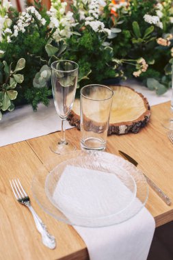 Yıldönümü için tablo doğal ahşap dekor ve taze yeşillik bir buket ile dekore edilmiştir.