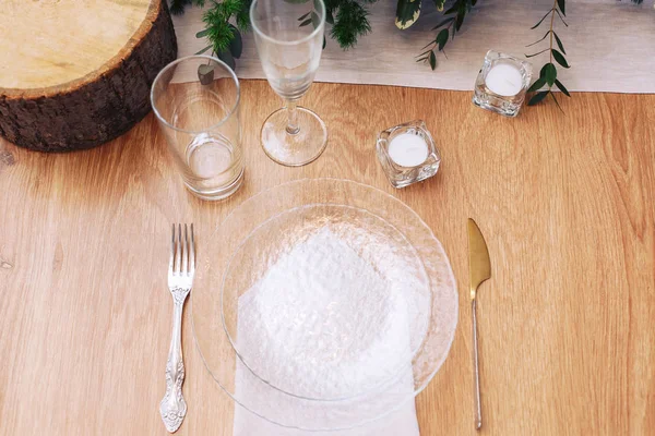 Düğün masası ayarı. Dekor ahşaptan yapılmış.