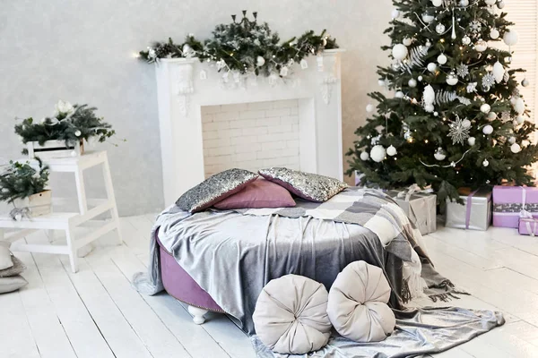 Das Innere eines schönen Schlafzimmers, in einem modernen Stil, dekoriert mit Neujahr-Dekor. Weihnachtsbaum mit weißen Kugeln. — Stockfoto
