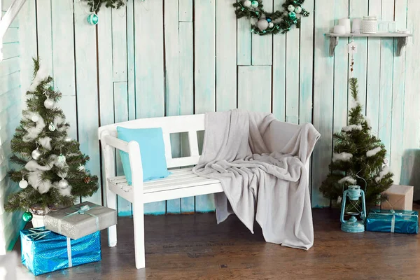 Intérieur de la véranda d'une maison privée avant les vacances de Noël. Banc blanc à carreaux . — Photo