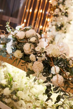 Bir düğün kutlaması sırasında yeni evlilerin masada dalları ile beyaz çiçek lüks bir buket.