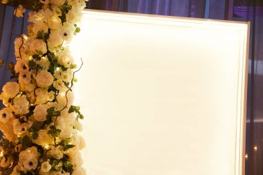 Beyaz renk taze çiçek bir buket ile süslenmiş düğün töreninde Dekoratif unsurlar.