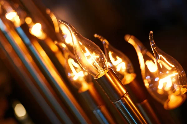 Girlande aus schönen Glühbirnen in Form eines Tropfens auf Metallrohren. — Stockfoto