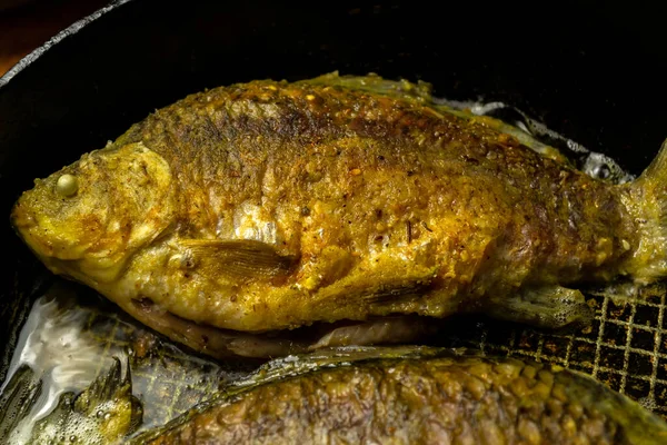 Smažené Tygry Pánvi Vařím Smaženou Rybu Talíř Smaženého Kapra Chutné — Stock fotografie