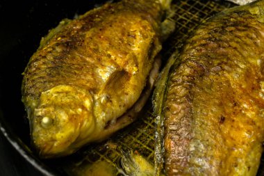 Tavada kızarmış haçlılar. Kızarmış balık pişiriyorum. Bir tabak kızarmış sazan balığı. Lezzetli nehir balığı. Tavada yatan taze bir haç. Kızarmış balık..