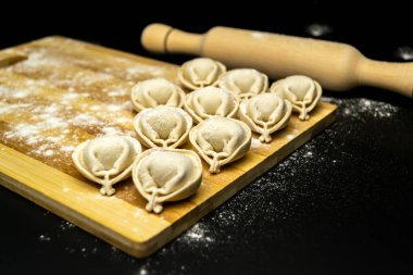 Lezzetli ev yapımı et köfteleri kıymalı siyah arka plan, malzemeler ve pişirilmiş hamur köfteleri.