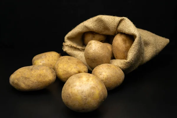 Πατάτες Μαύρο Φόντο Σακούλα Πατάτες — Φωτογραφία Αρχείου